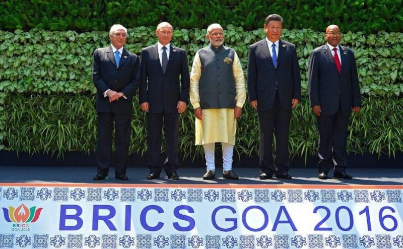 Минулими вихідними на індійському Гоа пройшов черговий восьмий саміт БРІКС: на фото президент Бразилії Мішел Темер, Путін, прем’єр Індії Нарендра Моді, глава КНР Сі Цзіньпін, та президент ПАР Джейкоб Зума AP 