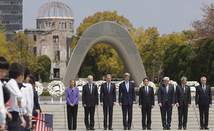 Госсекретарь Соединенных Штатов Джон Керри в Парке мира в городе Хиросима © AP Photo, Jonathan Ernst/Pool Photo via AP