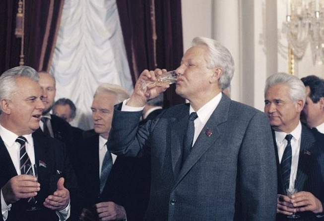 Леонід Кравчук (зліва) та Вітольд Фокін (справа) через три десятиліття знову домовлятимуться з росіянами