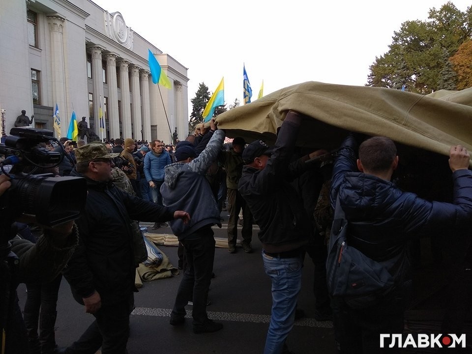 Мітингувальники встановлюють намети на вулиці Грушевського