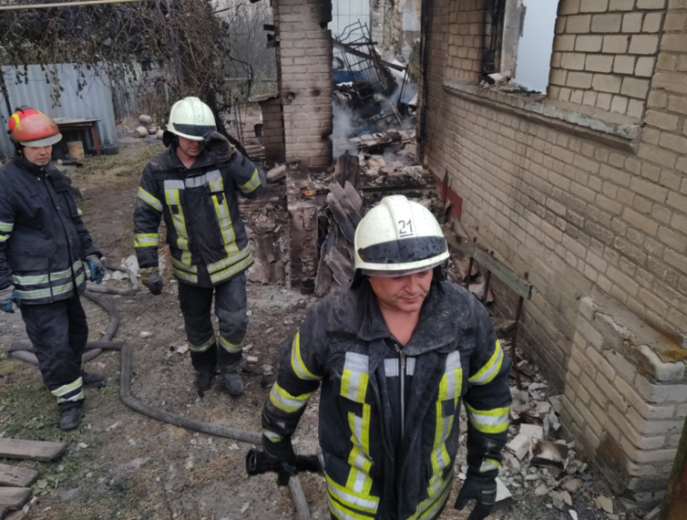 За даними уряду, внаслідок масштабних пожеж на Луганщині згоріли 300 будинків  (Фото: ДСНС у Луганській області)