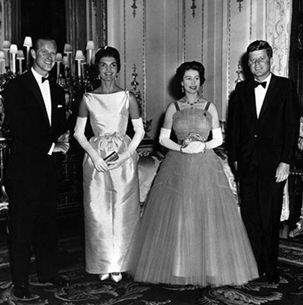 Королева Єлизавета і принц Філіп приймають президента США Джона Кеннеді з дружиною в Букінгемському палаці