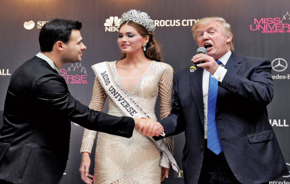 Дональд Трамп на конкурсі «Міс Всесвіт» в Москві тисне руку Эміну Агаларову - сину кремлівського олігарха, 2013 рік. Фото: Ірина Бужор/AP