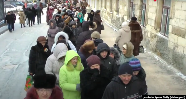 Крымчане в очереди к «Дарам волхвов». Симферополь, 31 января 2014 года