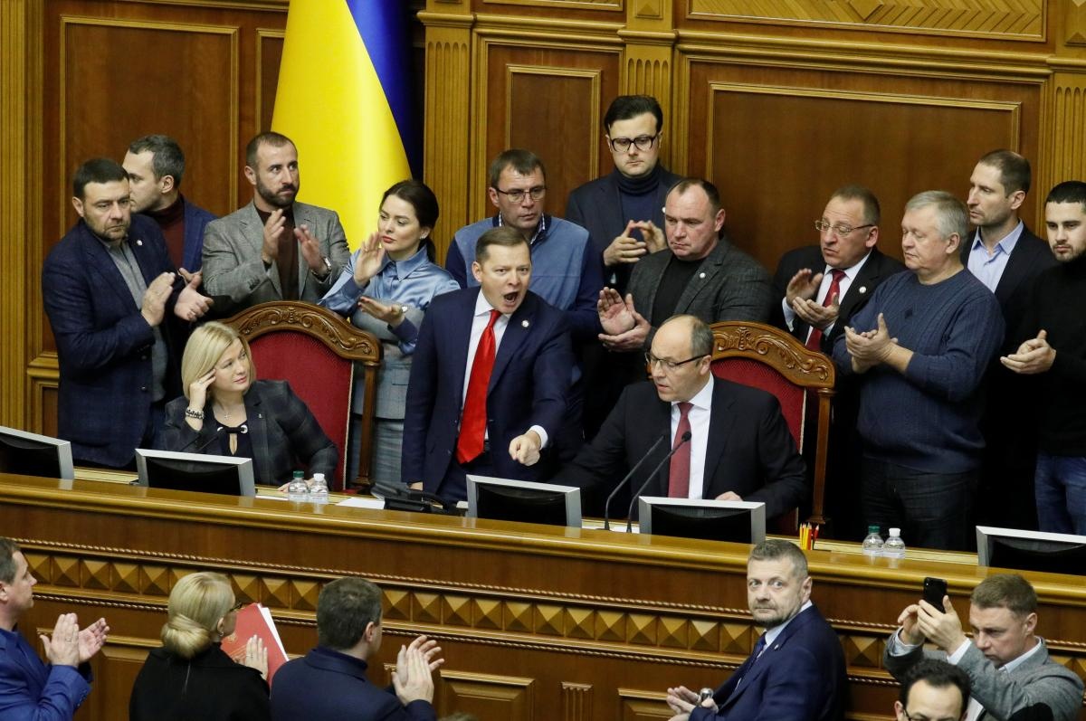 Блокування президії Верховної Ради України (фото: Reuters)