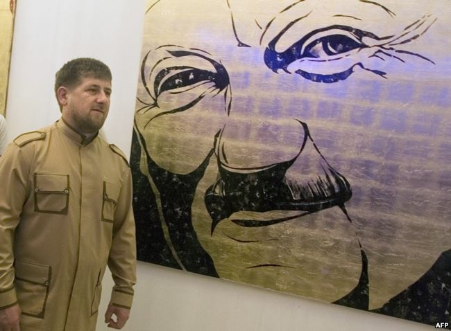 Рамзан Кадыров на фоне портрета Ахмата Кадырова