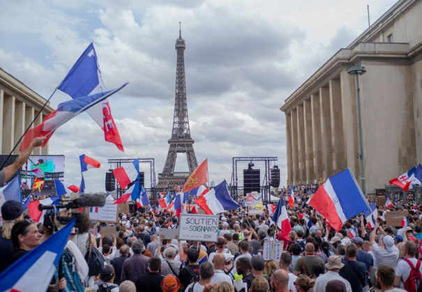 Французи протестують проти обмежень, пов’язаних з санітарними перепустками (Фото: hromadske.ua)