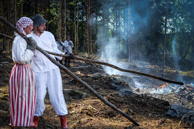 У Фінляндії щороку для туристів наочно демонструють давню технологію підсічно-вогняного землеробства (фото: merjamaa.ru)