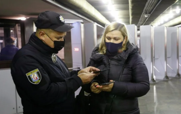 Поліція перевіряє COVID-сертифікати на вході до однієї зі станцій столичної підземки (фото: rbc.ua)