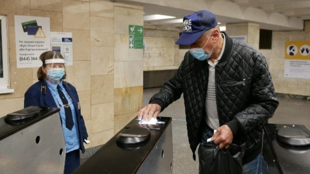 У столичне метро заборонено заходити без маски. Однак ніхто не контролює,  чи знімають пасажири засоби захисту у вагоні. Фото «5 канал»