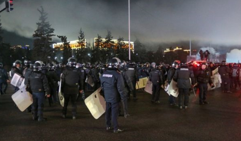 Поліція намагається розігнати мітингувальників, однак жорстокості не проявляє