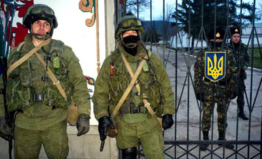 2014 рік: «Зелені чоловічки» блокують українську військову частину у Криму (фото з відкритих джерел)