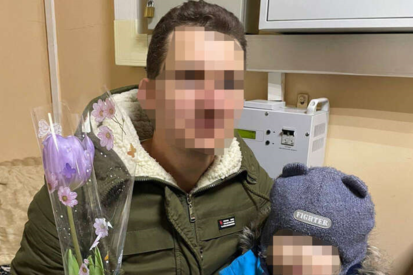 На україно-румунському кордоні затримали киянина, який переодягнувся в жінку і разом з дитиною намагався виїхати до Румунії. Прикордонники подарували чоловіку квіти. (Фото: ДПСУ)