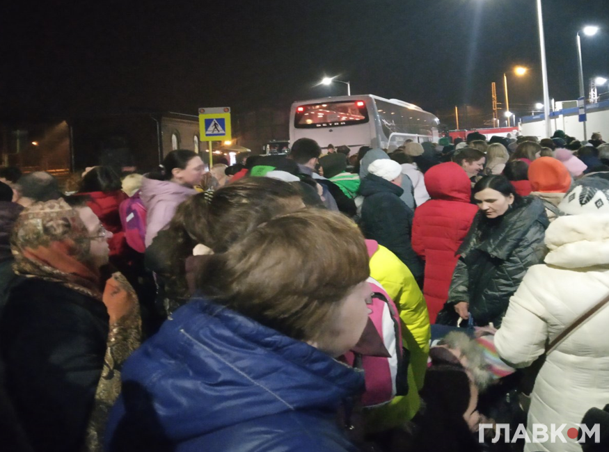 Черга на кордоні Польщі з Німеччиною до автобусів для біженців до Берліна (фото: glavcom.ua)