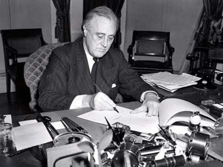 Рузвельт підписує закон про ленд-ліз 11 березня 1941 року (Фото: Associated Press)