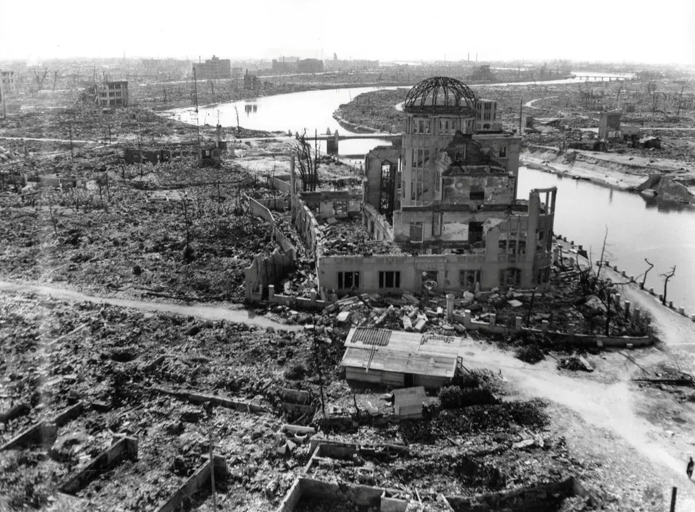 Хіросіма після атомного бомбардування. Вибуховою хвилею і вогнем було знищено чи значною мірою зруйновано 90% будівель (Фото: Reuters)
