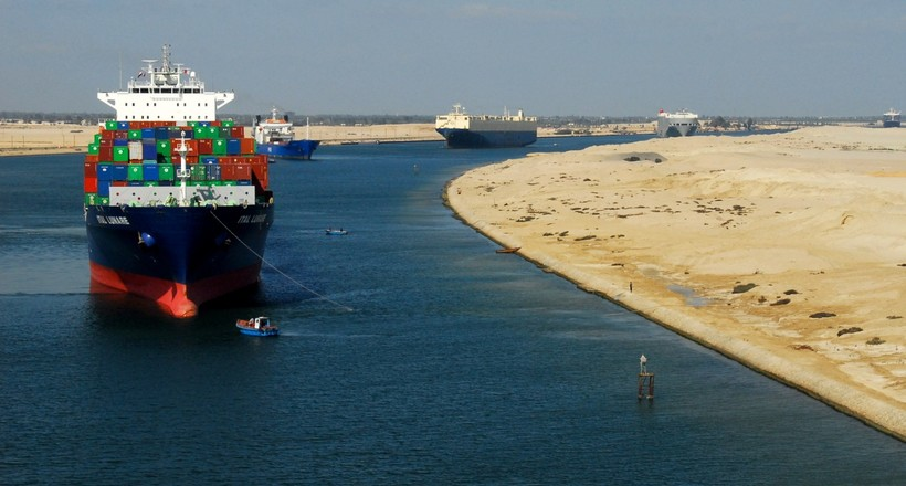 Близько 13% світової торгівлі проходить саме через Суецький канал – це понад 1 млрд тонн товарів в рік