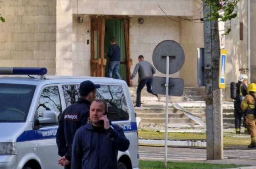Фото з місця вибуху біля будівлі «Міністерства держбезпеки» у Тирасполі