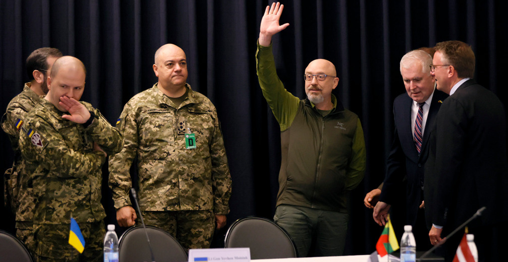 Міністр оборони України Резніков на зустрічі в Рамштайні дякував колегам і вказував на подальші потреби української армії (Фото: ЕРА)