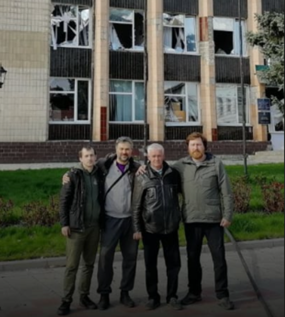 Колаборант із Ізюма Владислав Соколов (другий праворуч) погодився на співпрацю з окупантами (Фото: 2day)