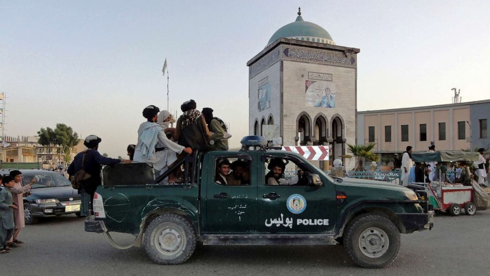 Бойовики «Талібану» патрулюють у місті Кандагар, Афганістан, 15 серпня 2021 року (Фото: AP)