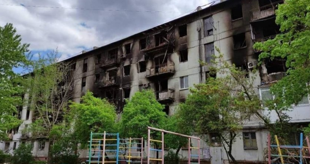 За словами Романа Власенка, у Сєвєродонецьку пошкоджено усі житлові будинки. Половина з них відновленню не підлягає (Фото: Сергій Гайдай)