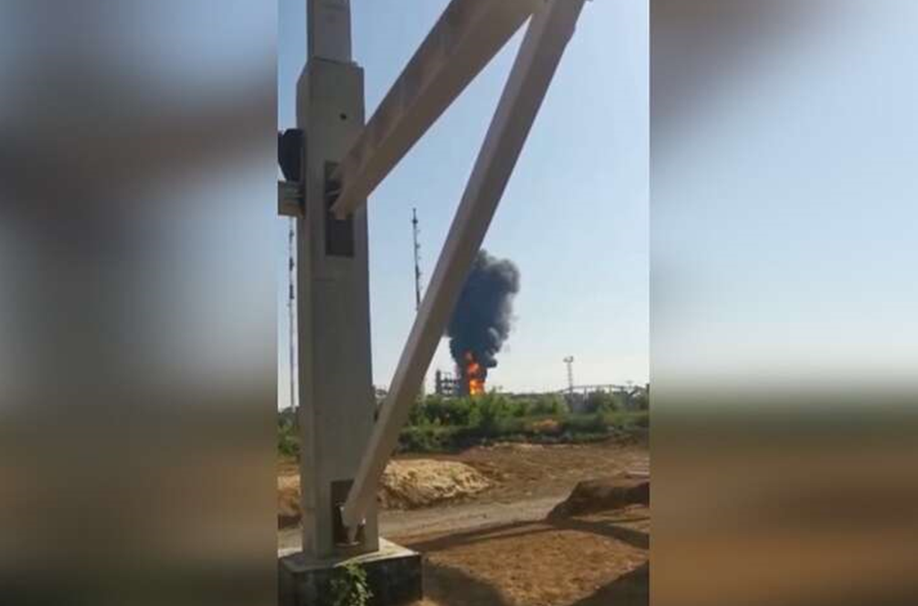 У Росії горів колишній завод Медведчука. У нафтопереробне підприємство врізався дрон, після чого почалася пожежафото скріншот з відео