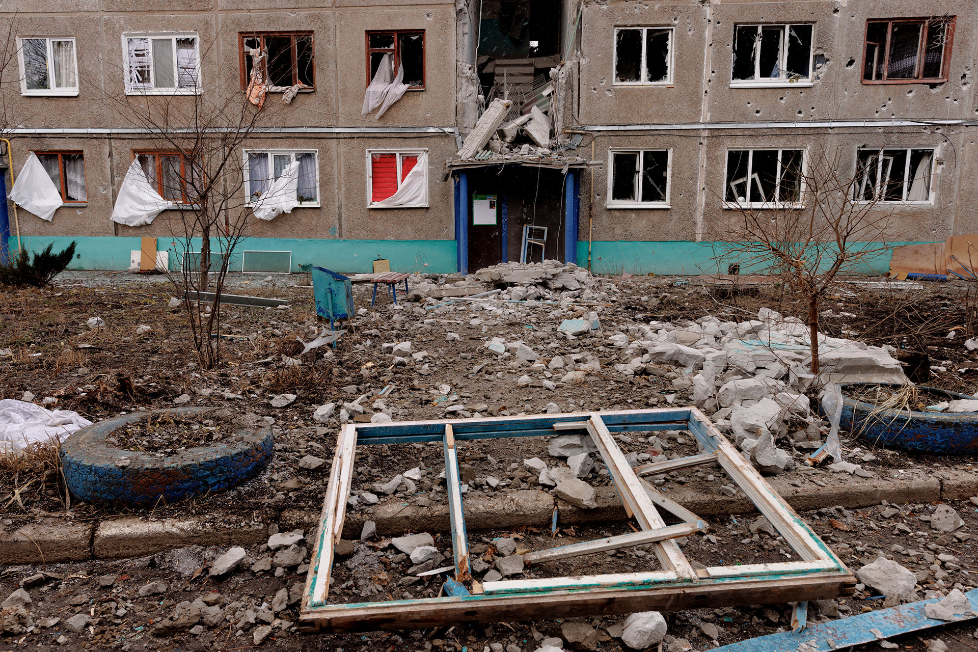 Харківський багатоквартирний будинок, розбитий російською ракетою (фото: reuters)
