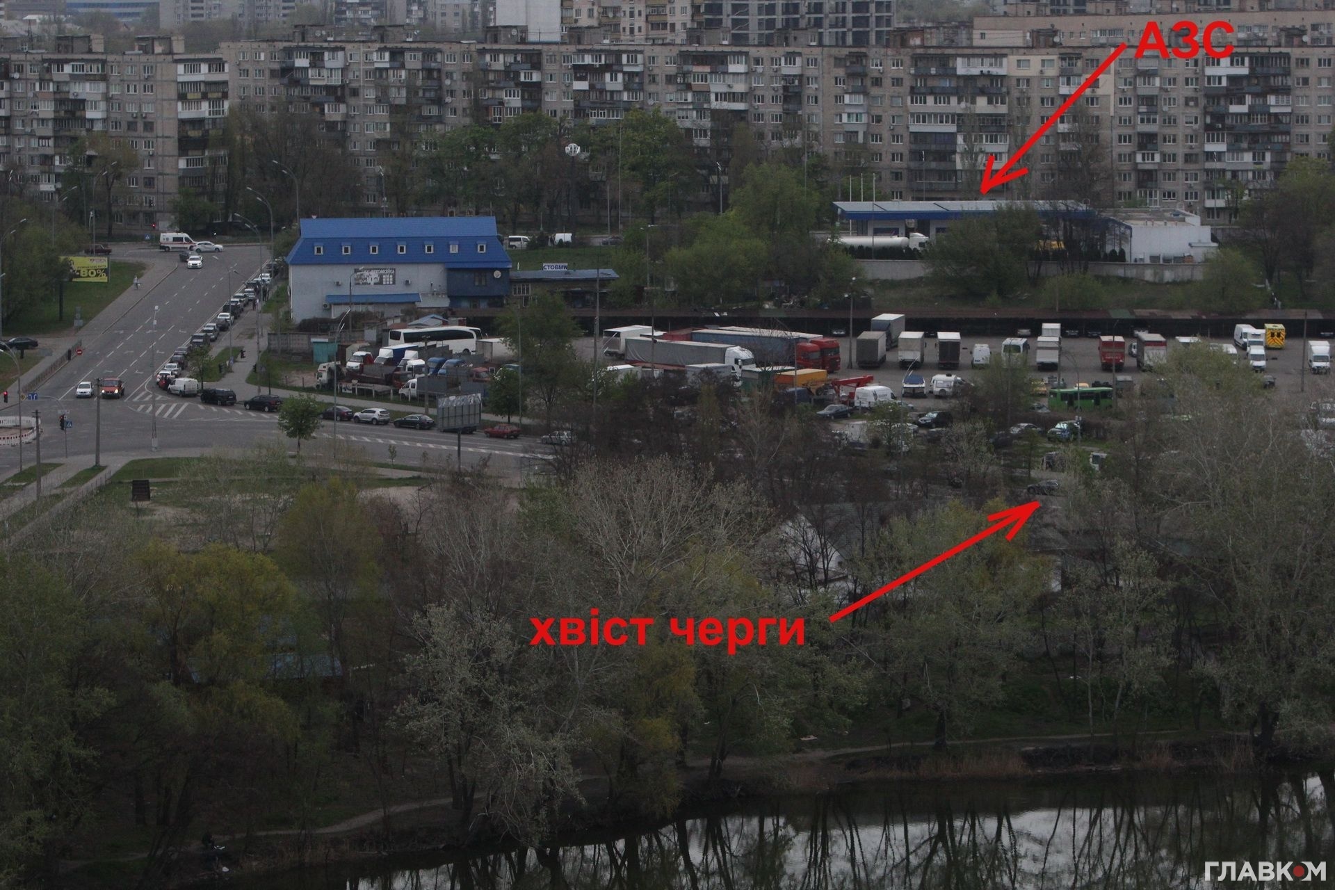 На заправках українських міст вишикувалися неймовірні черги (фото: glavcom.ua)