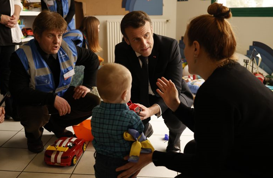 15 березня 2022 року. Президент Еммануель Макрон зустрівся з українськими біженцями, які три дні тому прибули до Франції, рятуючись від війниФото: АP