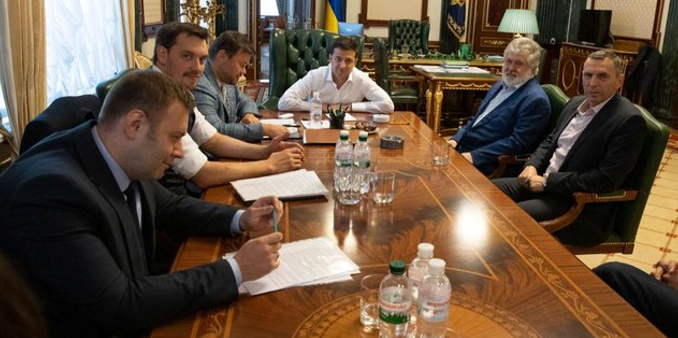 Ігор Коломойський заходив до президента на Банкову, але, як і більшість осіб на цьому фото, зараз від нього віддалений