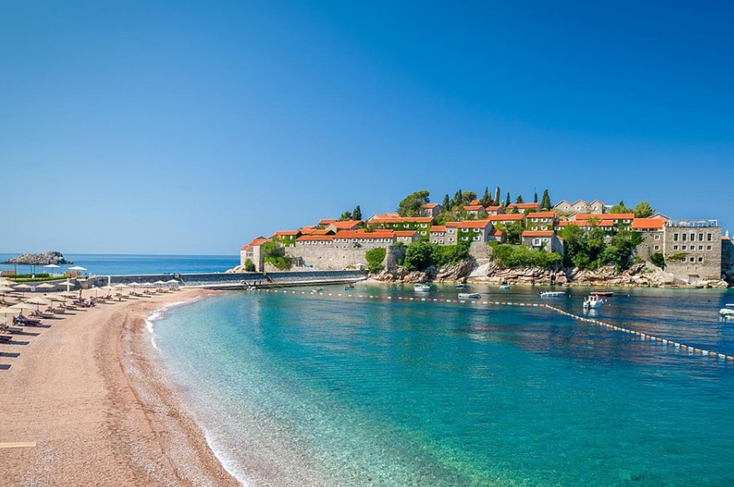У Чорногорії на пляжах п'ятизіркових готелів запроваджуються нові стандарти. Фото seainside.club