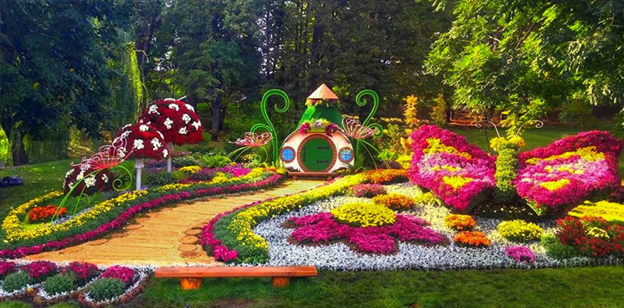 Щороку виставка квітів на Співочому полі збирає натовпи бажаючих помилуватися на кольорові локації
