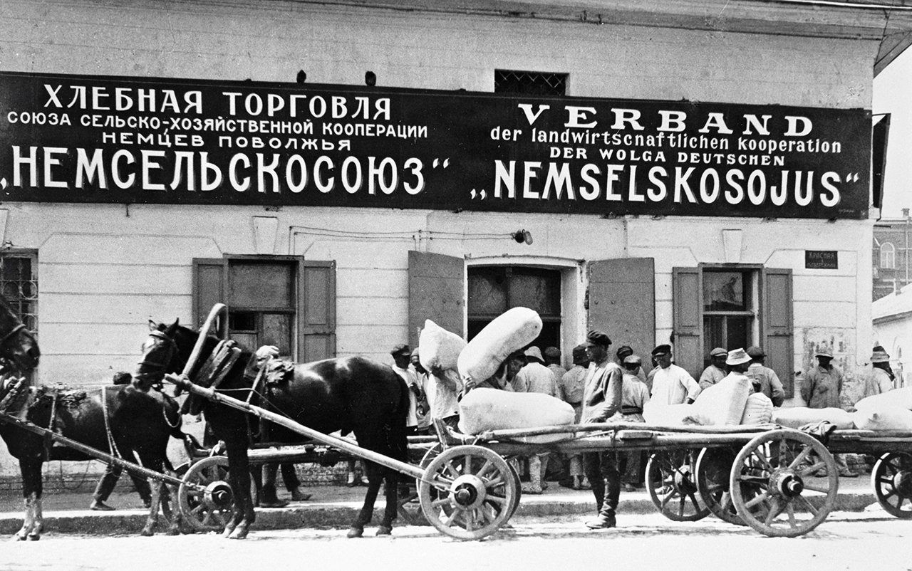 Немецкая кооперативная лавка в Поволжье, 1921 год (фото: Sputnik / Scanpix / LETA)