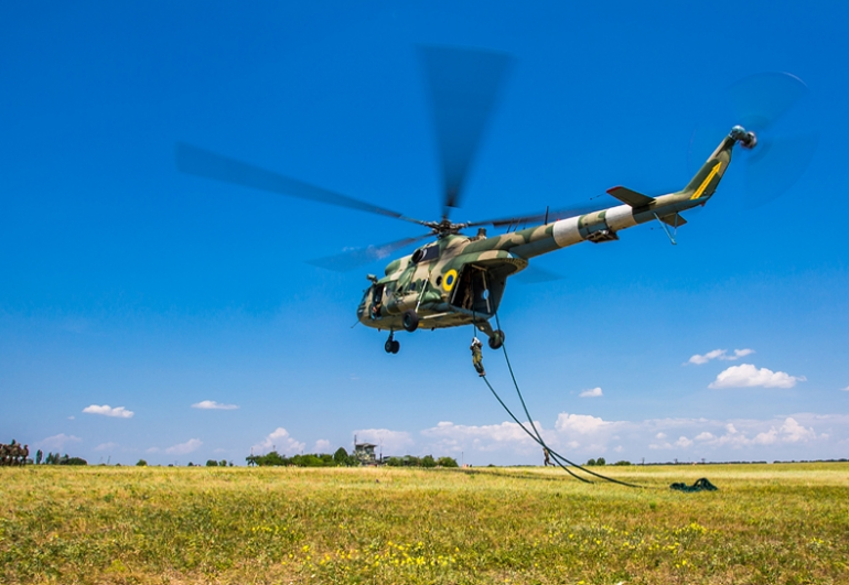 Спецпризначенці Академії Нацгвардії здійснили безпарашутне десантування з українського гелікоптера Мі-8