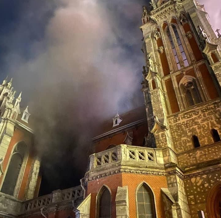 Костел святого Миколая під час пожежі 3 вересня 2021 року (Фото: Міністерство культури та інформаційної політики України)