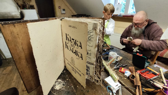 В Українському центрі у Таллінні дітей вчать каліграфії та друкарській справі