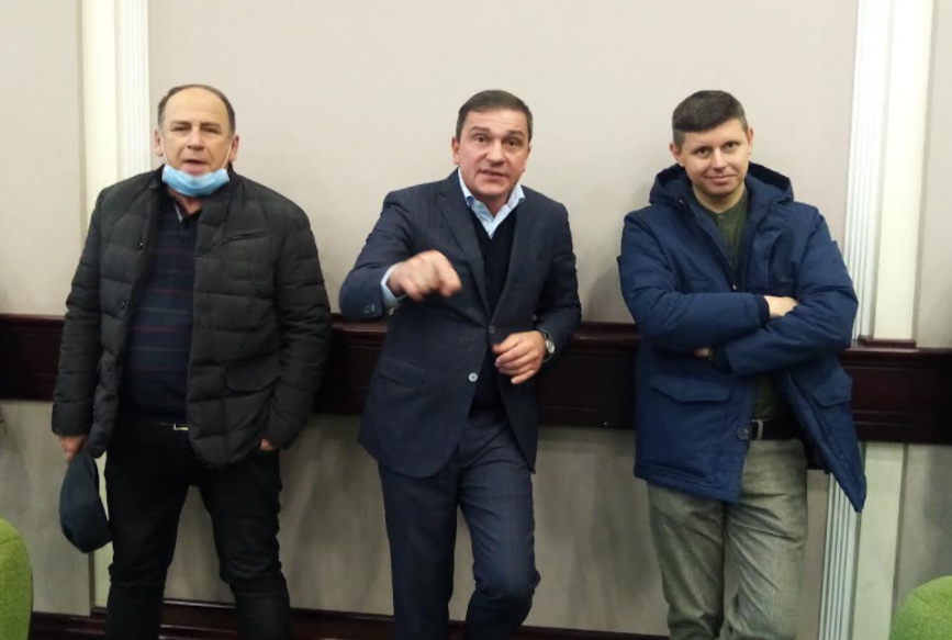 На фото Сотніков – ліворуч біля народного депутата Бондарєва