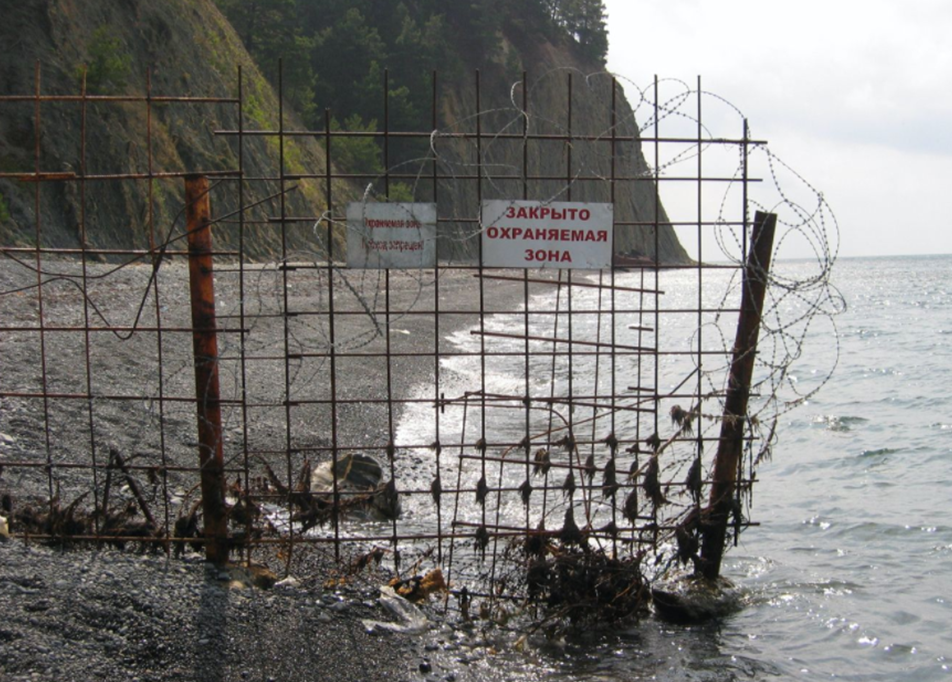Ще у 2007 році задля будівництва резиденції Путіна місцеві пляжі перегодили (Фото: «Медуза»)
