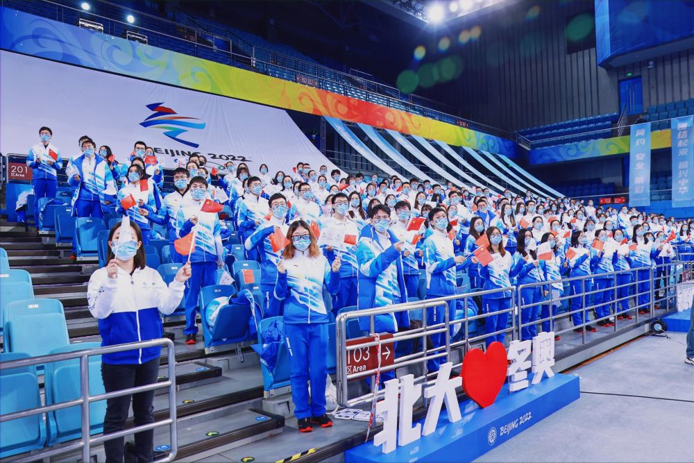 Волонтери Пекінського університету на церемонії відкриття Олімпійських ігор. Усі в масках – правильно одягнених (фото: bjnews.com.cn)