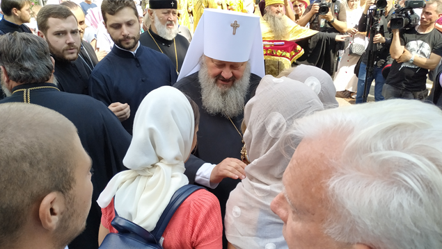 Настоятель Києво-Печерської лаври митрополит Павло благословляє парафіян, 27 липня 2019 року