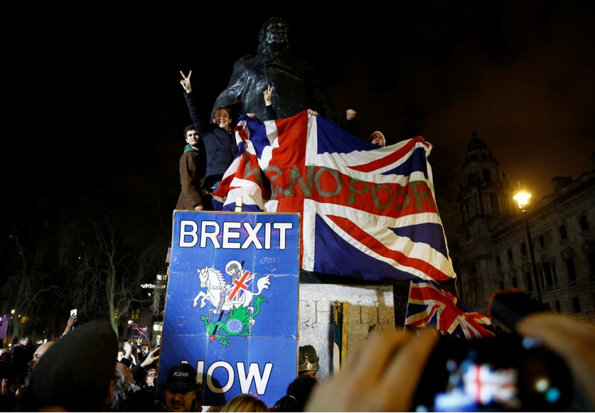 Напередодні офіційного оголошення про Brexit тисячі британців зібралися перед парламентом і радісно зустріли момент виходу з ЄС під бій знаменитого Біг-Бену