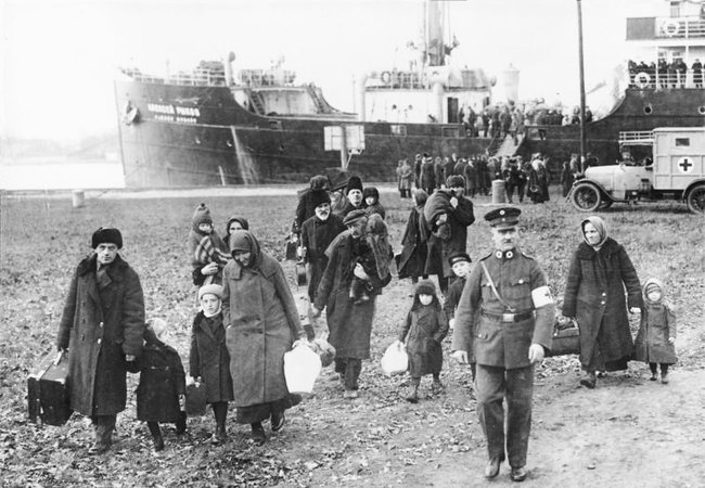 Работники Красного Креста сопровождают поволжских немцев, уезжающих в Германию, декабрь 1929 года (фото: Bundesarchiv / Wikimedia Commons)