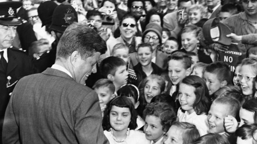 Під час візиту Кеннеді його вітав величезний натовп британців
