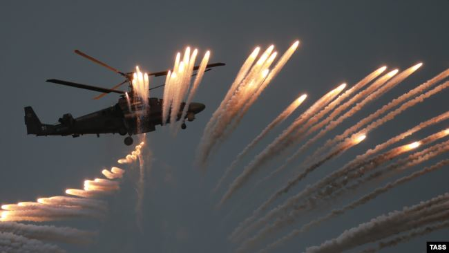 Российский военный вертолет Ка-52 проводит показательные авиаудары на конкурсе летного мастерства в Крыму