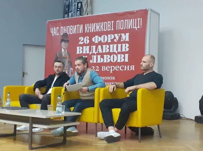 Дмитро Вахнін (в центрі), продавець книжок (фото: facebook.com/dmytrovakhnin)