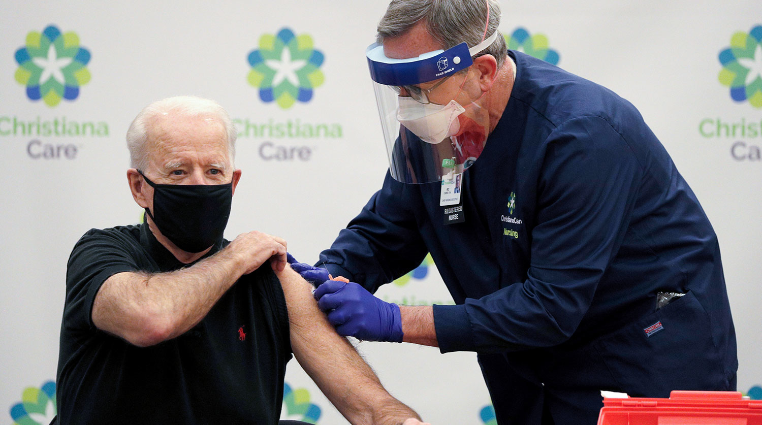 Кожен штат повинен сам вирішувати, хто і коли отримує вакцину. Новообраний президент США Джо Байден отримує свою другу дозу вакцини проти коронавірусу (Фото: Reuters)