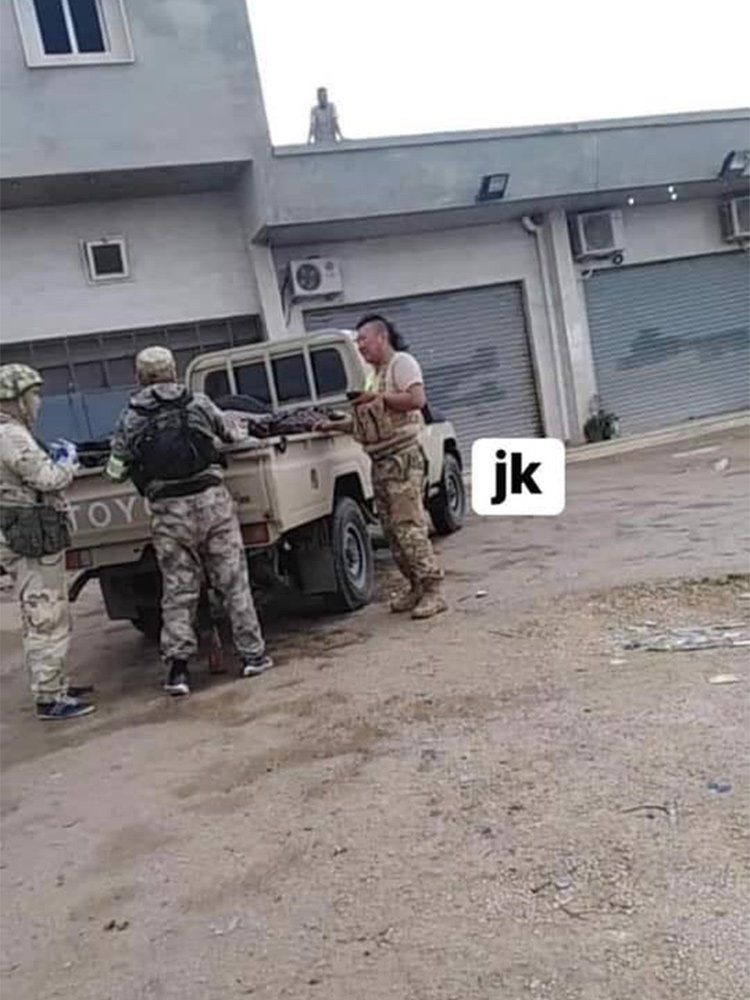 Вскоре после похищения и убийства семьи в Эспиа в интернете была опубликована эта фотография – солдаты правительственных войск Ливии утверждают, что это Владимир Анданов в Бин-Гашире