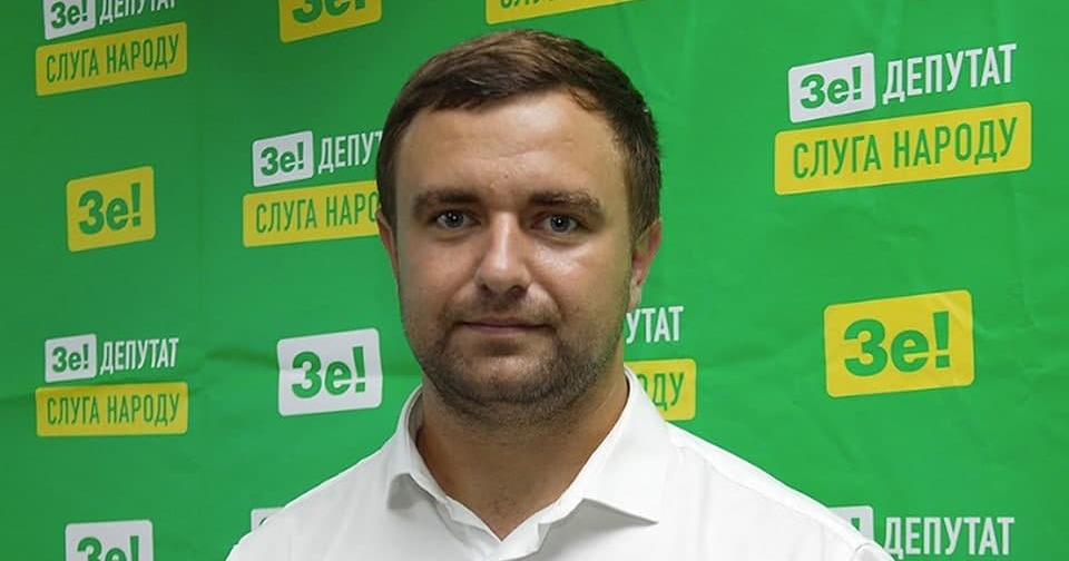 Народний депутат від фракції «Слуга народу» Олексій Ковальов повідомив, що «4 канал» отримав як «подарунок від батьків» Олексій Ковальов