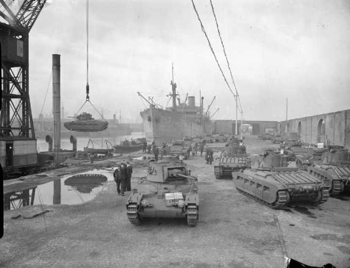 Завантаження танків «Матільда» для СРСР у ліверпульських доках 17 жовтня 1941 року (Фото: Вікіпедія)